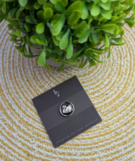 Silver swan design magnetic hijab pin