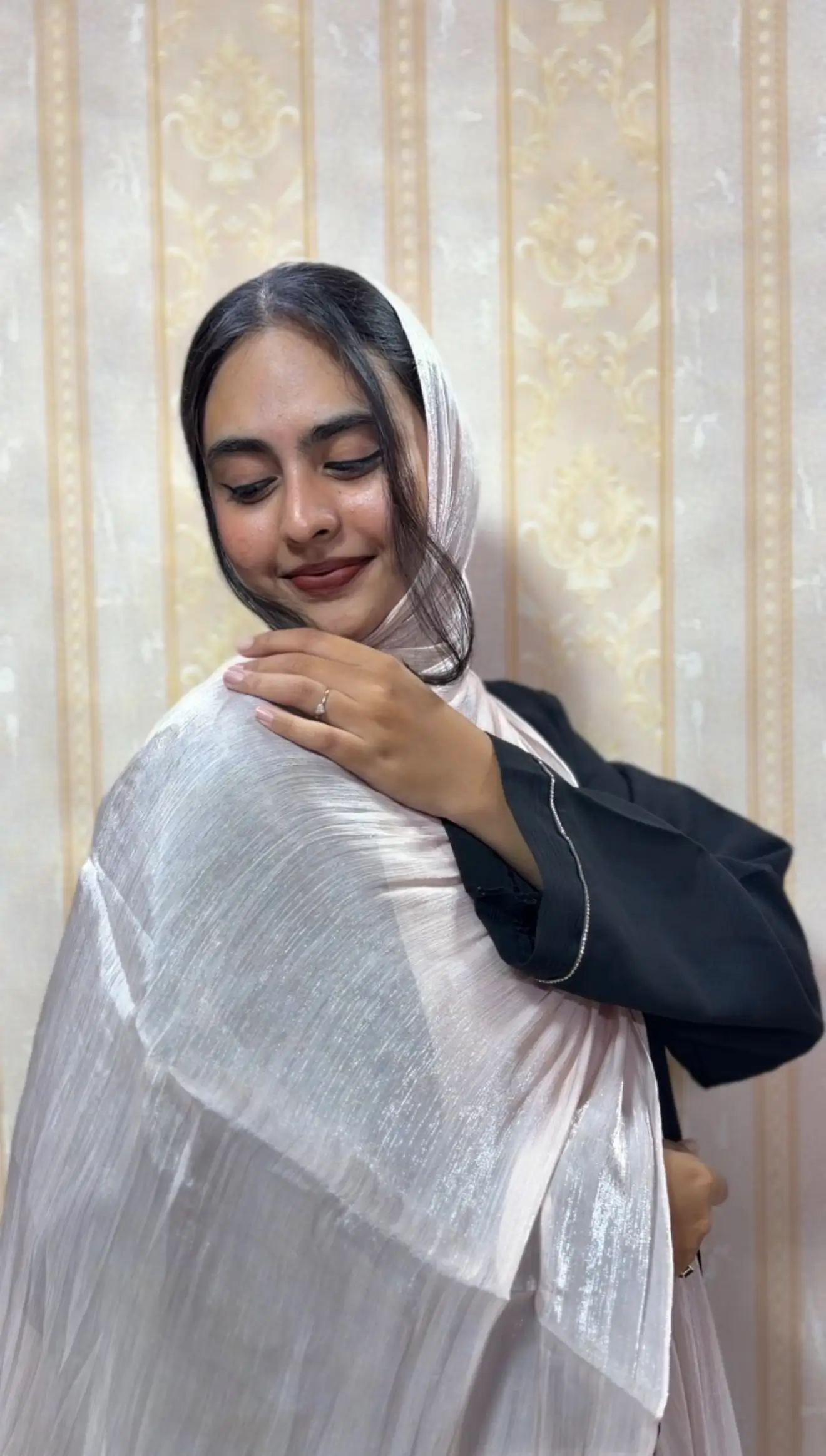 Dusty Rose Premium Shimmer Organza Hijab – Elegant and Luxurious Dusty rose premium shimmer organza hijab for women – elegant lightweight hijab for weddings and special occasions