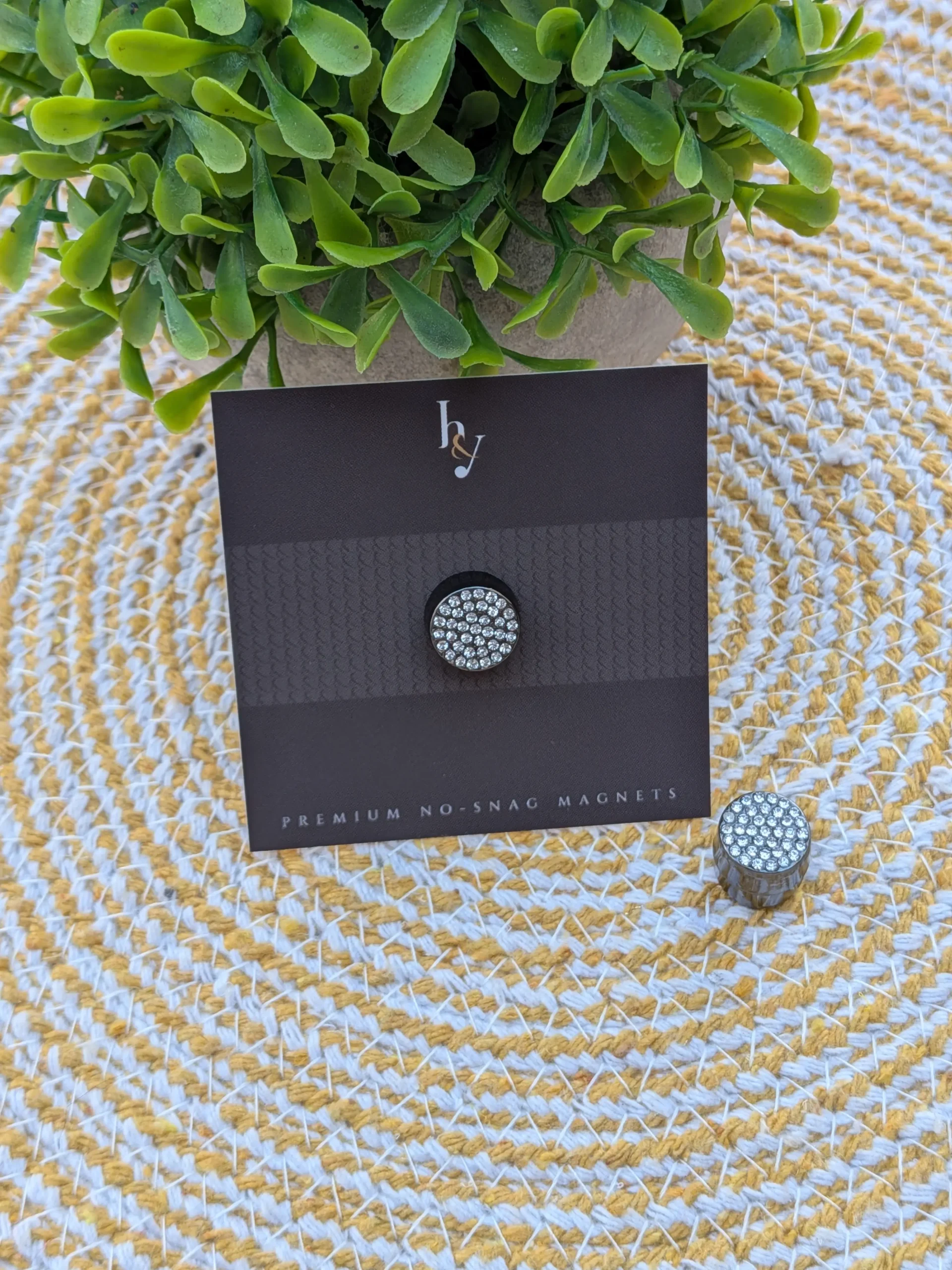 Noor Magnetic Pin Black – Secure and Sleek Noor magnetic hijab pin black – strong secure hold without fabric damage for hijab styling